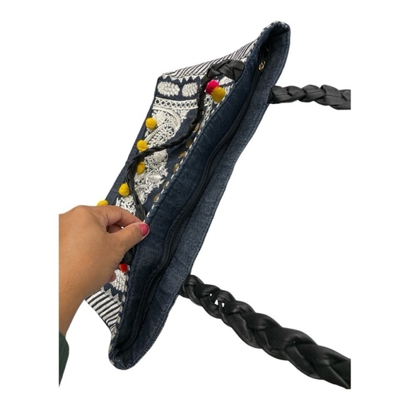 Ornately embroidered khaadi bag large size, perfect for the summer & Vacations - Picture 6 of 11
